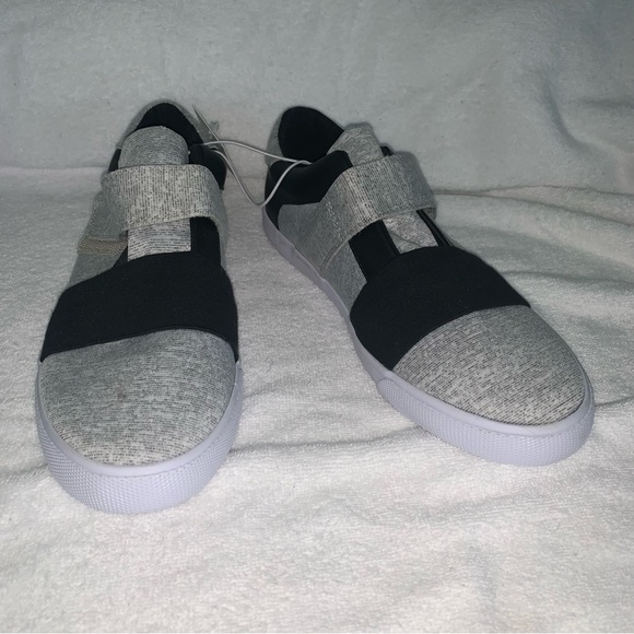 Girl’s 6 / Women’s 7.5 CAT & JACK Heather Gray / Black Slip On Fashion Sneakers - Picture 5 of 14